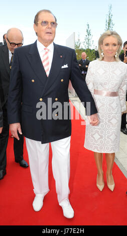 Rust, Allemagne. 12 juillet, 2012. L'acteur britannique Sir Roger Moore et son épouse Kristina Tholstrup posent pour les photographes en face du nouvel hôtel "Bell Rock" au parc à thème Europa Park à Rust, Allemagne, 12 juillet 2012. Photo : Patrick Seeger | Verwendung weltweit/photo de l'alliance/dpa/Alamy Live News Banque D'Images