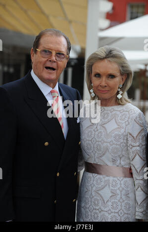 Rust, Allemagne. 12 juillet, 2012. L'acteur britannique Sir Roger Moore et son épouse Kristina Tholstrup posent pour les photographes en face du nouvel hôtel "Bell Rock" au parc à thème Europa Park à Rust, Allemagne, 12 juillet 2012. Photo : Patrick Seeger | Verwendung weltweit/photo de l'alliance/dpa/Alamy Live News Banque D'Images