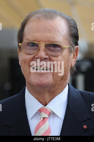 Rust, Allemagne. 12 juillet, 2012. L'acteur britannique Sir Roger Moore assiste à l'ouverture de l'hôtel "Bell Rock" au "Parc d'Attractions Europapark à Rust', l'Allemagne, le 12 juillet 2012. Photo : Patrick Seeger | Verwendung weltweit/photo de l'alliance/dpa/Alamy Live News Banque D'Images