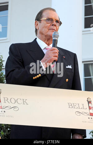 Rust, Allemagne. 12 juillet, 2012. L'acteur britannique Sir Roger Moore prend la parole à l'ouverture de l'hôtel "Bell Rock" au "Parc d'Attractions Europapark à Rust', l'Allemagne, le 12 juillet 2012. Photo : Patrick Seeger | Verwendung weltweit/photo de l'alliance/dpa/Alamy Live News Banque D'Images