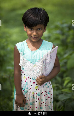 Dhaka, Bangladesh. 22 mai, 2017. DHAKA, BANGLADESH - 23 mai : l'école les enfants prenant leur classe en lieu ouvert en vertu de l'arbre durant la chaleur météo à Dhaka, Bangladesh, le 23 mai 2017.La température à Dhaka a atteint 38 degrés Celsius, le 23 mai. Zakir Hossain Chowdhury Crédit : Fil/ZUMA/Alamy Live News Banque D'Images