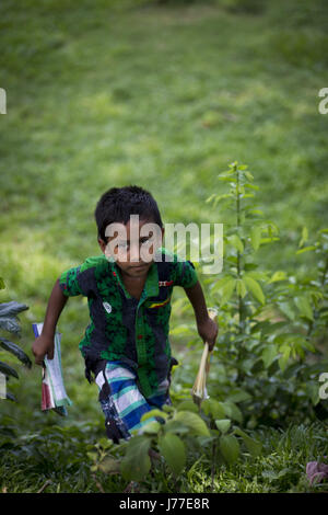 Dhaka, Bangladesh. 22 mai, 2017. DHAKA, BANGLADESH - 23 mai : l'école les enfants prenant leur classe en lieu ouvert en vertu de l'arbre durant la chaleur météo à Dhaka, Bangladesh, le 23 mai 2017.La température à Dhaka a atteint 38 degrés Celsius, le 23 mai. Zakir Hossain Chowdhury Crédit : Fil/ZUMA/Alamy Live News Banque D'Images