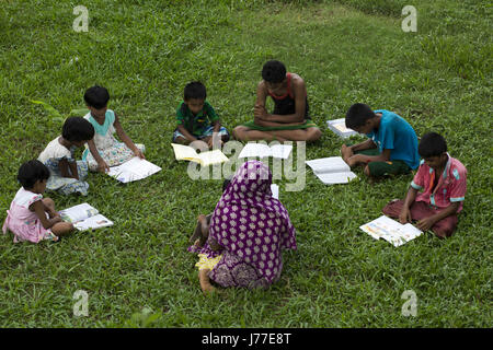 Dhaka, Bangladesh. 22 mai, 2017. DHAKA, BANGLADESH - 23 mai : l'école les enfants prenant leur classe en lieu ouvert en vertu de l'arbre durant la chaleur météo à Dhaka, Bangladesh, le 23 mai 2017.La température à Dhaka a atteint 38 degrés Celsius, le 23 mai. Zakir Hossain Chowdhury Crédit : Fil/ZUMA/Alamy Live News Banque D'Images