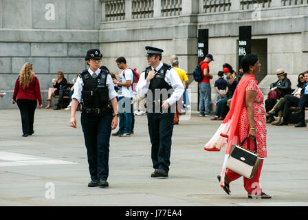 Londres, Royaume-Uni. 23 mai, 2017. Présence accrue de la police à Londres après l'attentat suicide de Manchester. L'après-midi chaud à Trafalgar Square. Credit : JOHNNY ARMSTEAD/Alamy Live News Banque D'Images