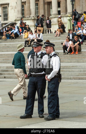 Londres, Royaume-Uni. 23 mai, 2017. Présence accrue de la police à Londres après l'attentat suicide de Manchester. L'après-midi chaud à Trafalgar Square. Credit : JOHNNY ARMSTEAD/Alamy Live News Banque D'Images