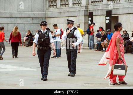 Londres, Royaume-Uni. 23 mai, 2017. Présence accrue de la police à Londres après l'attentat suicide de Manchester. L'après-midi chaud à Trafalgar Square. Credit : JOHNNY ARMSTEAD/Alamy Live News Banque D'Images