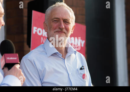 Jeremy Corbyn et John Prescott en campagne zébédée's yard dans les jours qui ont précédé le 'snap' élection générale, Kingston Upon Hull, 22 mai 2017 Banque D'Images