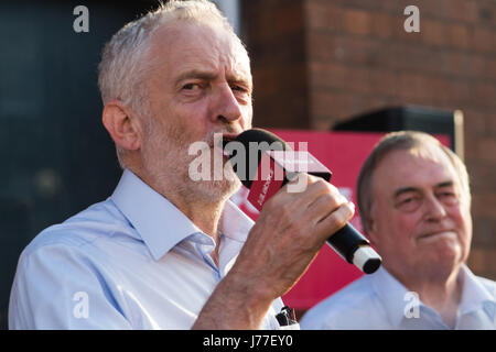 Jeremy Corbyn et John Prescott en campagne Zébédée's Yard dans les jours qui ont précédé le 'snap' élection générale, Kingston Upon Hull, 22 mai 2017 Banque D'Images