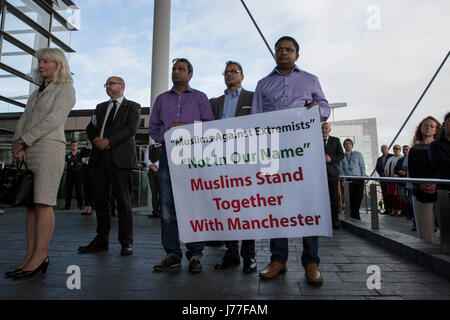 Cardiff, Wales, UK. 23 mai, 2017. Une veillée pour les victimes de la Manchester Arena piégée à l'extérieur de l'Assemblée nationale du Pays de Galles Senedd bâtiment dans la baie de Cardiff. Photo par : Mark Hawkins/Alamy Live News Banque D'Images