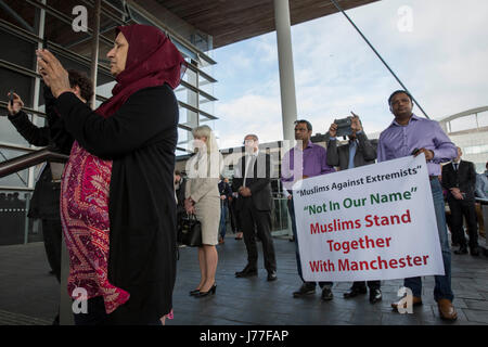 Cardiff, Wales, UK. 23 mai, 2017. Une veillée pour les victimes de la Manchester Arena piégée à l'extérieur de l'Assemblée nationale du Pays de Galles Senedd bâtiment dans la baie de Cardiff. Photo par : Mark Hawkins/Alamy Live News Banque D'Images