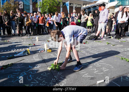 Liverpool, Royaume-Uni. 23 mai, 2017. Environ 150 personnes ont assisté à une veillée à Liverpool, le mardi 23 mars 2017 à la mémoire des victimes de l'attaque terroriste qui a eu lieu à la Manchester Arena suite à un concert la nuit dernière dans lequel 22 personnes où tués. Crédit : Christopher Middleton/Alamy Live News Banque D'Images