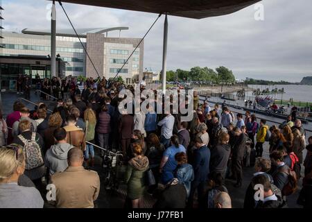 Cardiff, Wales, UK. 23 mai, 2017. Une veillée pour les victimes de la Manchester Arena piégée à l'extérieur de l'Assemblée nationale du Pays de Galles Senedd bâtiment dans la baie de Cardiff. Photo par : Mark Hawkins/Alamy Live News Banque D'Images