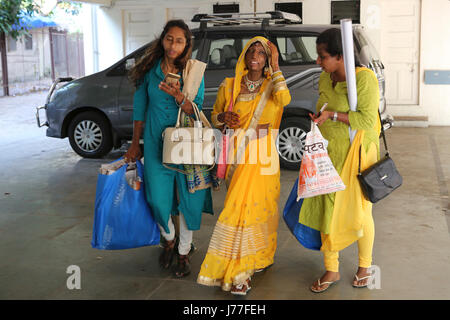 Mumbai, Inde. 23 mai, 2017. Lalita Bansi (C) arrive à la salle de mariage avec ses amis pour son mariage qui a eu lieu le 23 mai 2017 à Mumbai, Inde. Credit : Chirag Wakaskar/Alamy Live News Banque D'Images