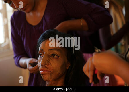 Lalita Bansi (C) dans la salle de maquillage juste avant son mariage qui a eu lieu le 23 mai 2017 à Mumbai, Inde. Credit : Chirag Wakaskar/Alamy Live News Banque D'Images