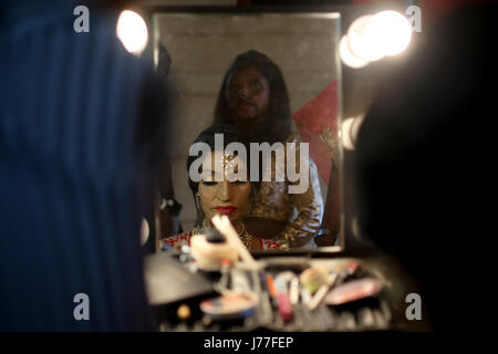 Lalita Bansi (C) dans la salle de maquillage juste avant son mariage qui a eu lieu le 23 mai 2017 à Mumbai, Inde. Credit : Chirag Wakaskar/Alamy Live News Banque D'Images