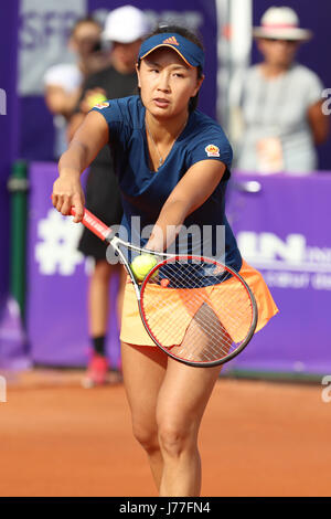 Strasbourg, France. 23 mai, 2017. La joueuse de tennis chinoise Shuai Peng est en action lors de son match au 2ème tour du circuit WTA tennis internationaux de Strasbourg vs joueur français Amandine Hesse le 23 mai 2017 à Strasbourg, France - ©Yan Lerval/Alamy Live News Banque D'Images