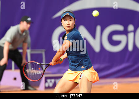 Strasbourg, France. 23 mai, 2017. La joueuse de tennis chinoise Shuai Peng est en action lors de son match au 2ème tour du circuit WTA tennis internationaux de Strasbourg vs joueur français Amandine Hesse le 23 mai 2017 à Strasbourg, France - ©Yan Lerval/Alamy Live News Banque D'Images