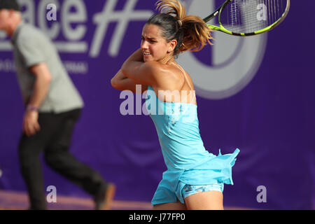 Strasbourg, France. 23 mai, 2017. Le joueur français Amandine Hesse est en action lors de son match au 2ème tour du circuit WTA tennis internationaux de Strasbourg contre Shuai Peng joueur de tennis chinois le 23 mai 2017 à Strasbourg, France - ©Yan Lerval/Alamy Live News Banque D'Images