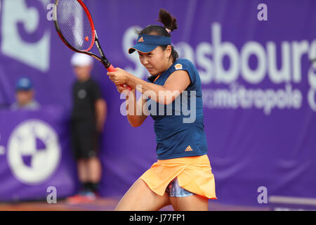 Strasbourg, France. 23 mai, 2017. La joueuse de tennis chinoise Shuai Peng est en action lors de son match au 2ème tour du circuit WTA tennis internationaux de Strasbourg vs joueur français Amandine Hesse le 23 mai 2017 à Strasbourg, France - ©Yan Lerval/Alamy Live News Banque D'Images