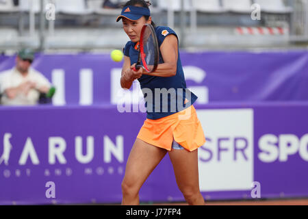 Strasbourg, France. 23 mai, 2017. La joueuse de tennis chinoise Shuai Peng est en action lors de son match au 2ème tour du circuit WTA tennis internationaux de Strasbourg vs joueur français Amandine Hesse le 23 mai 2017 à Strasbourg, France - ©Yan Lerval/Alamy Live News Banque D'Images