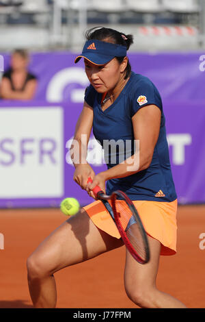 Strasbourg, France. 23 mai, 2017. La joueuse de tennis chinoise Shuai Peng est en action lors de son match au 2ème tour du circuit WTA tennis internationaux de Strasbourg vs joueur français Amandine Hesse le 23 mai 2017 à Strasbourg, France - ©Yan Lerval/Alamy Live News Banque D'Images