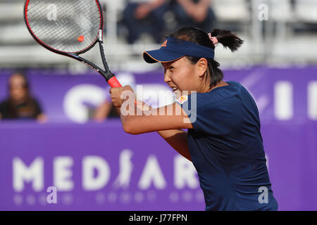 Strasbourg, France. 23 mai, 2017. La joueuse de tennis chinoise Shuai Peng est en action lors de son match au 2ème tour du circuit WTA tennis internationaux de Strasbourg vs joueur français Amandine Hesse le 23 mai 2017 à Strasbourg, France - ©Yan Lerval/Alamy Live News Banque D'Images