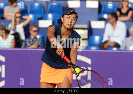 Strasbourg, France. 23 mai, 2017. La joueuse de tennis chinoise Shuai Peng est en action lors de son match au 2ème tour du circuit WTA tennis internationaux de Strasbourg vs joueur français Amandine Hesse le 23 mai 2017 à Strasbourg, France - ©Yan Lerval/Alamy Live News Banque D'Images