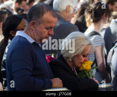 Albert Square, Manchester, Royaume-Uni. 23 mai, 2017. Femme renifle fleur à veillée à l'Albert Square 23.5.2017 en face de l'Hôtel de ville suite à la bombe à la Manchester Arena sur la nuit du 22.5.2017 concert pop où avait lieu avec Ariana Grande. Crédit : GARY ROBERTS/Alamy Live News Banque D'Images