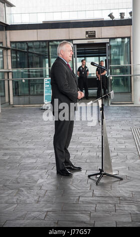 Cardiff, Royaume-Uni. 23 mai, 2017. Une veillée à la mémoire des victimes de l'attaque de Manchester a tenu à l'extérieur du Senedd dans la baie de Cardiff. Taz Rahman/Alamy Live News Banque D'Images