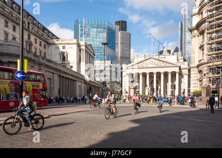 Ville de London, UK. 23 mai 2017. City of London Corporation lancer 'Bank sur la sécurité", un 18 mois d'essai afin de limiter le trafic dans la jonction pour les autobus et les cyclistes seulement entre 7h et 19h. Le deuxième jour du régime du trafic peut encore être vu à l'aide de la jonction, mais la circulation a été réduite de façon significative. L'objectif est de réduire le nombre de décès de cyclistes de Londres après plus de 60 incidents et un décès en 2015 seulement. Credit : CAMimage/Alamy Live News Banque D'Images