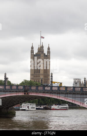 Ville de London, UK. 23 mai 2017. UK : Météo nuageux plus de sorts parlement de Westminster avec union jack flag en berne suite à une attaque terroriste à Manchester : WansfordPhoto Crédit/Alamy Live News Banque D'Images