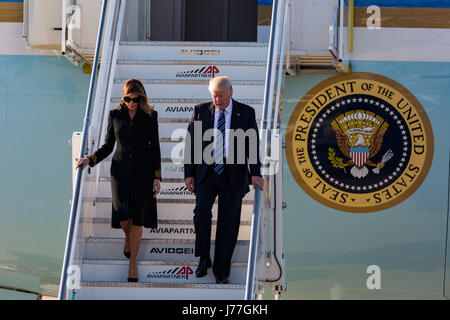 Rome, Italie. 23 mai, 2017. Donald Trump et épouse Melania sur le descendre les marches de l'Air Force One Crédit : Stephen Bisgrove/Alamy Live News Banque D'Images
