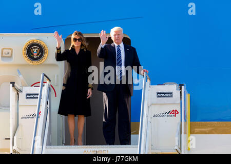 Rome, Italie. 23 mai, 2017. Donald Trump et épouse Melania sur le descendre les marches de l'Air Force One Crédit : Stephen Bisgrove/Alamy Live News Banque D'Images