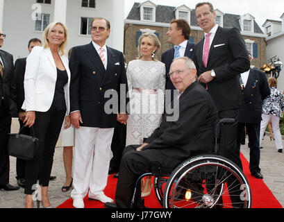 Rust, Allemagne. 12 juillet, 2012. Hôtel Bell Rock Ouverture à Europapark à Rust, Allemagne avec des célébrités (de gauche à droite) : Animatrice Sabine Christiansen, l'acteur Roger Moore, son épouse Kristina Tholstrup, Europapark Patron Roland Mack, boxeur Henry Maske et le ministre allemand des Finances, Wolfgang Schaeu | Conditions de crédit dans le monde entier : dpa/Alamy Live News Banque D'Images