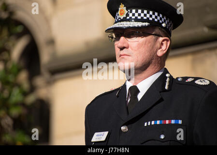 Manchester, UK. 23 mai, 2017. Ian Hopkins, directeur de la police de Greater Manchester Police, assiste à la veillée publique pour les victimes de l'explosion de l'Arena de Manchester Manchester, Royaume-Uni le mardi, 23 mai, 2017. Greater Manchester Police est le traitement de l'explosion après l'Ariana Grande concert, qui a eu lieu le 05/22/2017 à la Manchester Arena, comme un incident terroriste. Credit : Jonathan Nicholson/Alamy Live News Banque D'Images