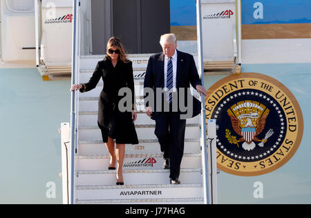 Rome. 23 mai, 2017. Le Président américain Donald Trump et la Première Dame Melania Trump arrivent à l'aéroport Leonardo da Vinci-Fiumicino à Rome, Italie, le 23 mai 2017. Le Président américain Donald Trump est arrivé à Rome le mardi pour des réunions avec des leaders italiens. Source : Xinhua/Alamy Live News Banque D'Images