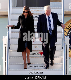 Rome. 23 mai, 2017. Le Président américain Donald Trump et la Première Dame Melania Trump arrivent à l'aéroport Leonardo da Vinci-Fiumicino à Rome, Italie, le 23 mai 2017. Le Président américain Donald Trump est arrivé à Rome le mardi pour des réunions avec des leaders italiens. Source : Xinhua/Alamy Live News Banque D'Images