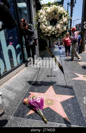 Los Angeles, USA. 23 mai, 2017. Les fleurs sont placées sur le Hollywood Walk of Fame star de Roger Moore à Los Angeles, États-Unis, le 23 mai 2017. Moore, mieux connu pour son rôle de film de James Bond, est mort du cancer à l'âge de 89 ans en Suisse où il a vécu, sa famille a déclaré dans un communiqué mardi. Credit : Zhao Hanrong/Xinhua/Alamy Live News Banque D'Images