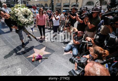 Los Angeles, USA. 23 mai, 2017. Les fleurs sont placées sur le Hollywood Walk of Fame star de Roger Moore à Los Angeles, États-Unis, le 23 mai 2017. Moore, mieux connu pour son rôle de film de James Bond, est mort du cancer à l'âge de 89 ans en Suisse où il a vécu, sa famille a déclaré dans un communiqué mardi. Credit : Zhao Hanrong/Xinhua/Alamy Live News Banque D'Images