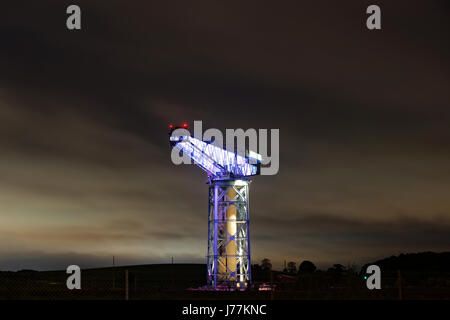 Clydebank, Écosse, Royaume-Uni. 24 mai, 2017. Le symbole de la construction navale Clyde Grue titan s'allume en blanc en l'honneur de l'attaque terroriste de Manchester les victimes. Dunbartonshire de l'Conseil a pris la décision d'allumer le site mardi soir. Il restera allumé du crépuscule le mardi 23 mai, jusqu'à ce matin. Credit : Gérard ferry/Alamy Live News Banque D'Images