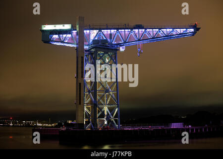 Clydebank, Écosse, Royaume-Uni. 24 mai, 2017. Le symbole de la construction navale Clyde Grue titan s'allume en blanc en l'honneur de l'attaque terroriste de Manchester les victimes. Dunbartonshire de l'Conseil a pris la décision d'allumer le site mardi soir. Il restera allumé du crépuscule le mardi 23 mai, jusqu'à ce matin. Credit : Gérard ferry/Alamy Live News Banque D'Images