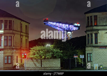 Clydebank, Écosse, Royaume-Uni. 24 mai, 2017. Le symbole de la construction navale Clyde Grue titan s'allume en blanc en l'honneur de l'attaque terroriste de Manchester les victimes. Dunbartonshire de l'Conseil a pris la décision d'allumer le site mardi soir. Il restera allumé du crépuscule le mardi 23 mai, jusqu'à ce matin : Crédit Gérard ferry/Alamy Live News Banque D'Images