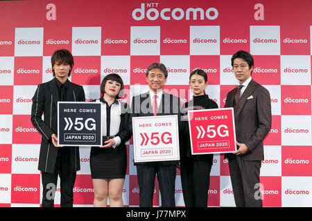 Ayano, Buruzon acteurs Rendez Chiemi, NTT DOCOMO Président Kazuhiro Yoshizawa, actrice et acteur Takahata Mitsuki Shinichi Tsutsumi, poser pour les caméras pendant le lancement de 8 nouveaux appareils mobiles pour la gamme d'été le 24 mai 2017, Tokyo, Japon. DOCOMO introduit sept nouveaux téléphones intelligents et d'un comprimé avec une nouvelle application et les plans de service. (Photo de Rodrigo Reyes Marin/AFLO) Banque D'Images