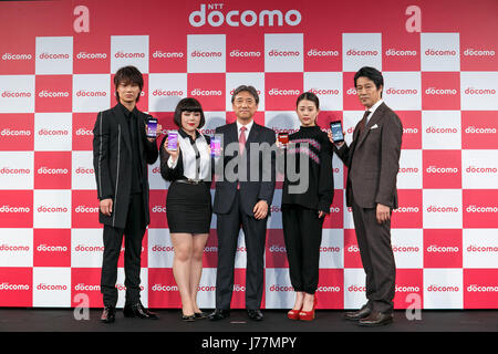 Ayano, Buruzon acteurs Rendez Chiemi, NTT DOCOMO Président Kazuhiro Yoshizawa, actrice et acteur Takahata Mitsuki Shinichi Tsutsumi, poser pour les caméras pendant le lancement de 8 nouveaux appareils mobiles pour la gamme d'été le 24 mai 2017, Tokyo, Japon. DOCOMO introduit sept nouveaux téléphones intelligents et d'un comprimé avec une nouvelle application et les plans de service. (Photo de Rodrigo Reyes Marin/AFLO) Banque D'Images