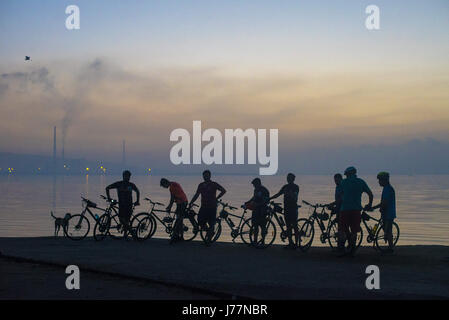 Mumbai, Maharashtra, Inde. 2e Février, 2015. 22 févr. 2017 - Mumbai - INDE.tôt le matin, les poussettes viennent voir Flamingo et autres oiseaux à l'Sewri jetée à Mumbai. Credit : Subhash Sharma/ZUMA/Alamy Fil Live News Banque D'Images