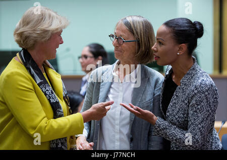 23 mai 2017 - Bruxelles, Belgique : Le ministre allemand de la Culture Monika Gruetters (L) parle avec le Ministre français de la culture, Françoise Nyssen (C) et le ministre de la culture suédoise Alice Bah Kuhnke (R) au cours d'une réunion des ministres européens de la culture au Conseil de l'UE autre siège. - Pas de service de fil - Photo : Thierry Monasse/DPA - AUCUN FIL SERVICE - Photo : Thierry Monasse/dpa Banque D'Images