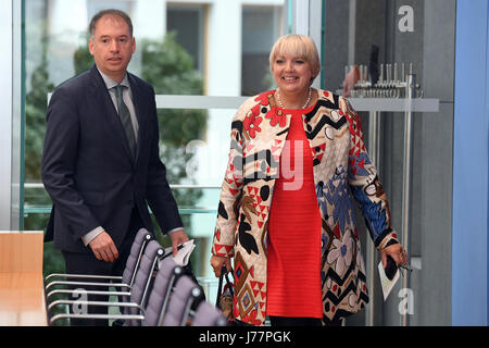 Claudia Roth (Parti Vert), le vice-président du parlement allemand (Bundestag) et Nils Annen (SPD), membre de la commission des affaires étrangères du parlement, lors d'une conférence de presse au cours de laquelle ils ont annoncé leur annulation d'une visite prévue à la Turquie à Berlin, Allemagne, 24 mai 2017. La visite avait été prévue pour le 25 au 28 mai, mais a été annulé selon les parlementaires après qu'ils ont été mis sous pression extrême par Ankara. Photo : Maurizio Gambarini/dpa Banque D'Images