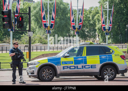 Londres, Royaume-Uni. 24 mai, 2017. Un homme est arrêté au centre commercial par la police armée, les cyclistes de la police et un agent de police à cheval. Les agents armés ont été très vigilants car la reine était due à traverser sur le chemin de St Pauls. Crédit : Guy Bell/Alamy Live News Banque D'Images