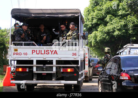 (170524) -- Lanao del Sur, le 24 mai 2017 (Xinhua) -- Les membres de la Force d'Action Nationale des Philippines Police-Special (PNP-SAF) sont déployés à un point de contrôle dans la province de Lanao del Sur, Philippines, le 24 mai, 2017. La présidente philippine Rodrigo Duterte a déclaré mercredi qu'il envisage de placer la région de Visayas dans le centre des Philippines sous la loi martiale après avoir déclaré Mindanao sous loi martiale. (Xinhua/Stringer) (zy) Banque D'Images