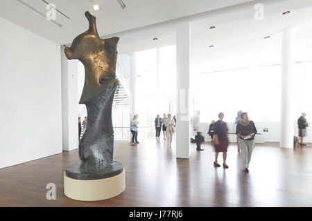 Henry Moore's 'grand standing figure : la lame 1961' sur l'affichage dans le Musée de l'Arp à Remagen-Rolandseck, Allemagne, 24 mai 2017. L'exposition des musées de Henry Moore, qui s'ouvre sur le 28 mai 2017 et se poursuivra jusqu'au 7 janvier 2018, est le plus grand spectacle de Moore pour travail ont eu lieu en Allemagne. Photo : Thomas Frey/dpa Banque D'Images